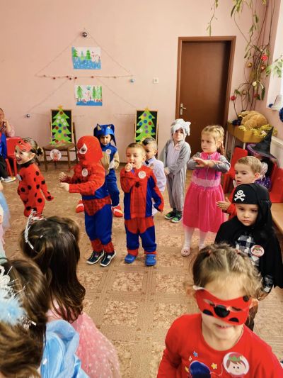 Коледен бал с костюми 6