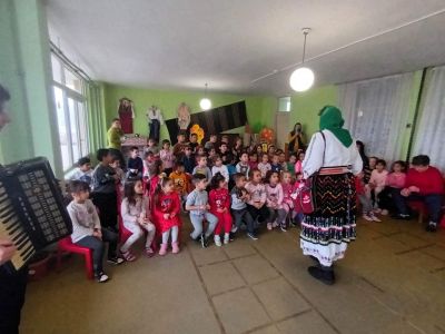 Баба Марта троп,троп..бърза през горичката. 10