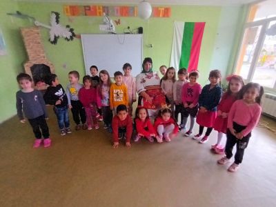 Баба Марта троп,троп..бърза през горичката. 11