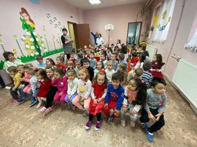 Баба Марта троп,троп..бърза през горичката. 2