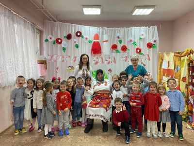 Баба Марта троп,троп..бърза през горичката. 3