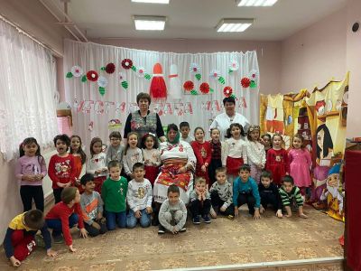 Баба Марта троп,троп..бърза през горичката. 4