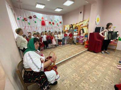 Баба Марта троп,троп..бърза през горичката. 5