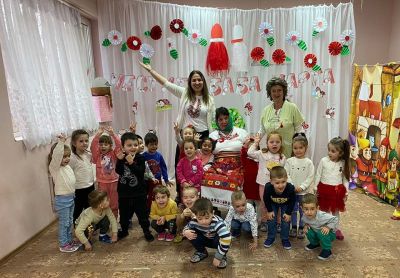 Баба Марта троп,троп..бърза през горичката. 6