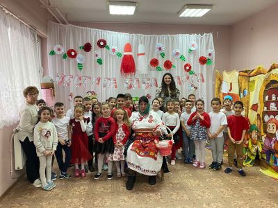 Баба Марта троп,троп..бърза през горичката. 7