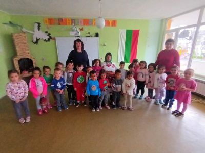 Баба Марта троп,троп..бърза през горичката. 8