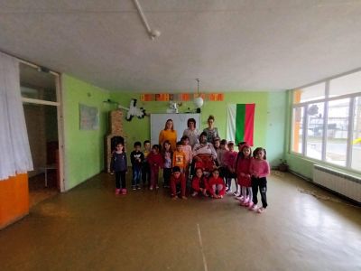 Баба Марта троп,троп..бърза през горичката. 9