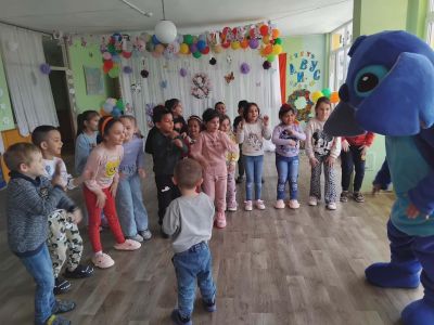 Специален гост-Стич  5